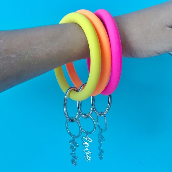 LOVE Charm KeyChain Bangle - Picture 4 of 4